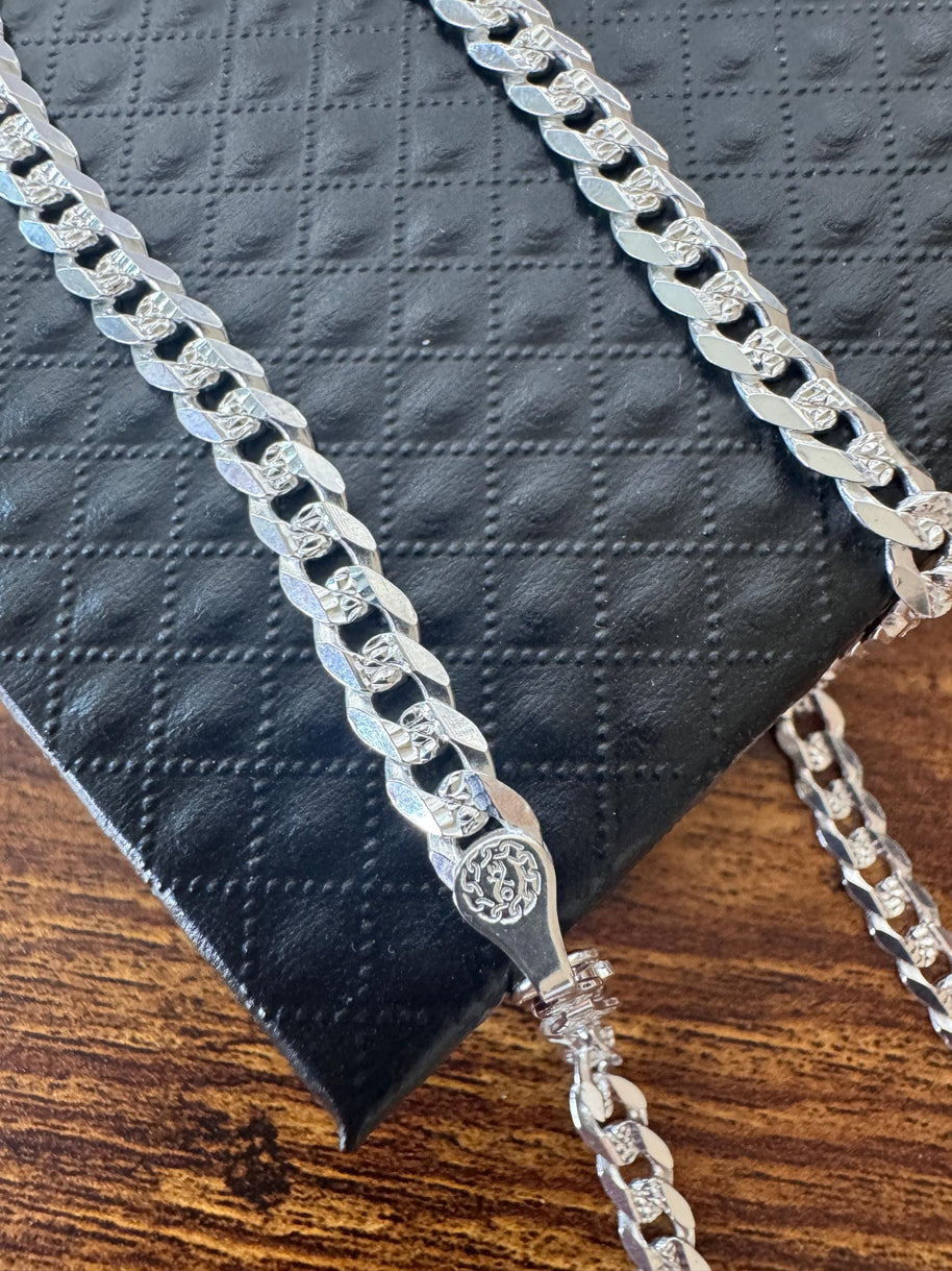 925 silver Cuban chain with diamond-cut detailing and lobster clasp / 925 Cadena cubana de plata de ley diamantada y broche de langosta