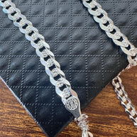 925 silver Cuban chain with diamond-cut detailing and lobster clasp / 925 Cadena cubana de plata de ley diamantada y broche de langosta