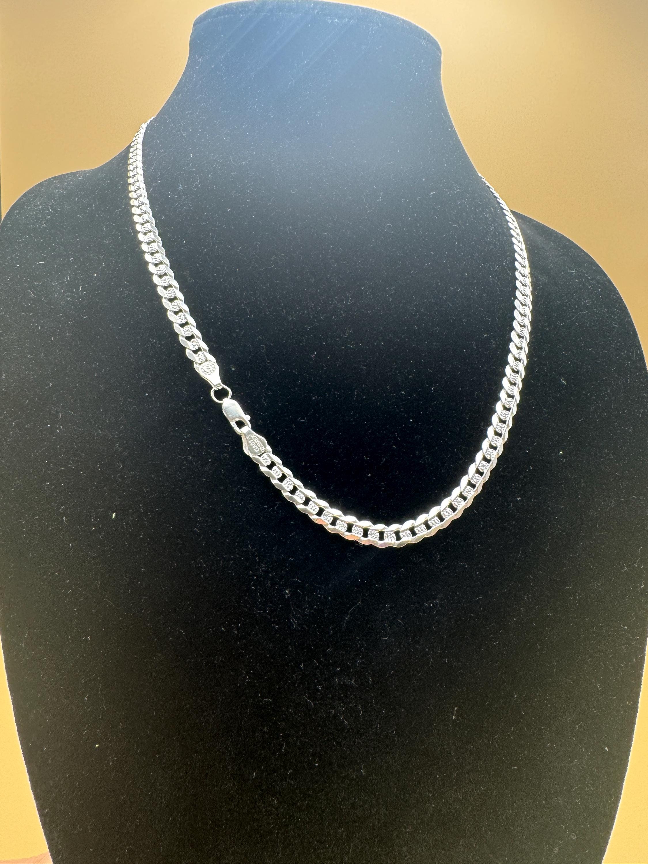 925 silver Cuban chain with diamond-cut detailing and lobster clasp / 925 Cadena cubana de plata de ley diamantada y broche de langosta