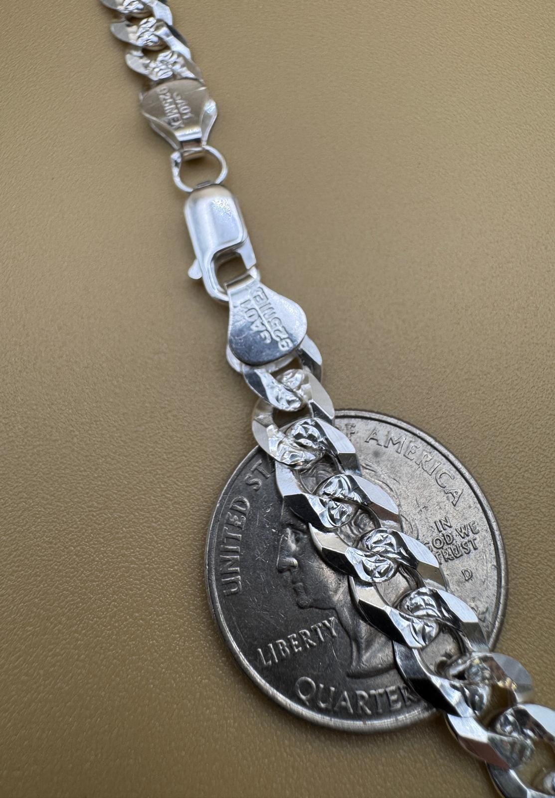 Long 925 silver Cuban chain with diamond-cut detailing and lobster clasp / 925 Cadena cubana de plata de ley diamantada y broche de langosta