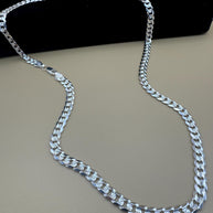 925 silver Cuban chain with diamond-cut detailing and lobster clasp / 925 Cadena cubana de plata de ley diamantada y broche de langosta