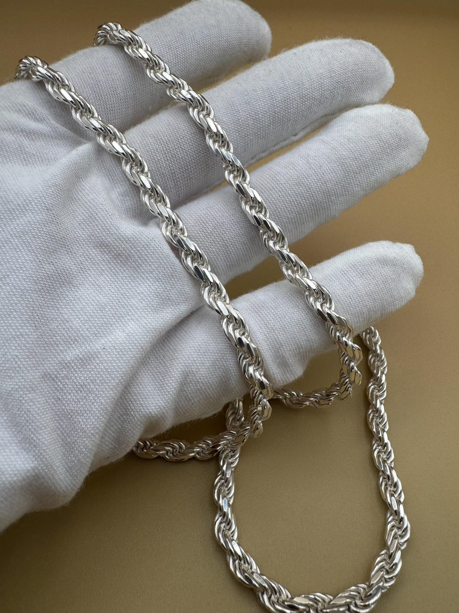 Elegant Italian 925 silver rope chain perfect for any occasion./Elegante cadena de plata italiana 925 Perfecta para cualquier ocasión