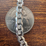 925 silver Cuban chain with diamond-cut detailing and lobster clasp / 925 Cadena cubana de plata de ley diamantada y broche de langosta