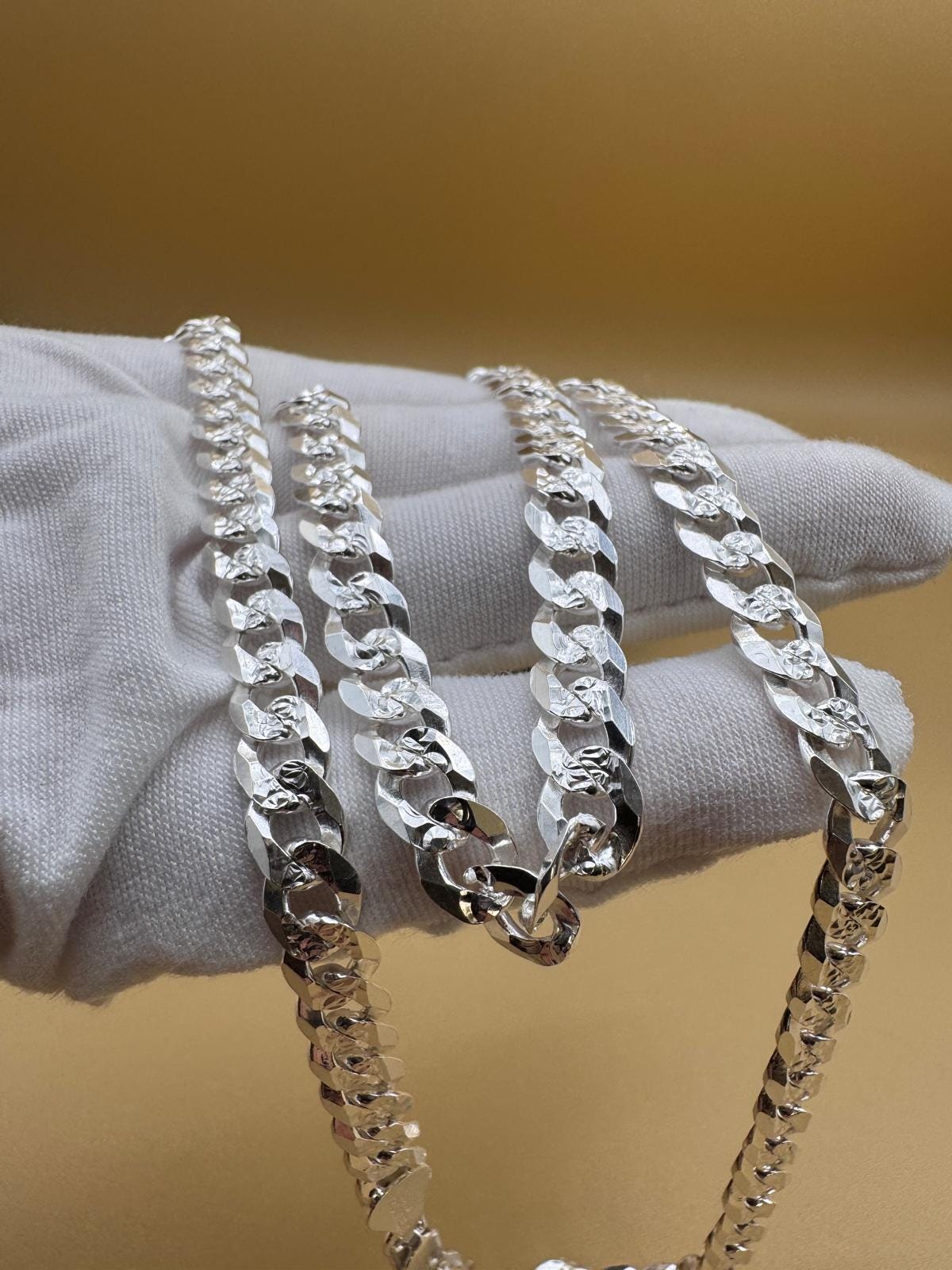 Long 925 silver Cuban chain with diamond-cut detailing and lobster clasp / 925 Cadena cubana de plata de ley diamantada y broche de langosta