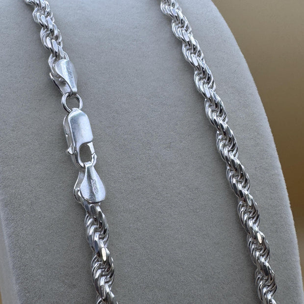 Elegant Italian 925 silver rope chain perfect for any occasion./Elegante cadena de plata italiana 925 Perfecta para cualquier ocasión
