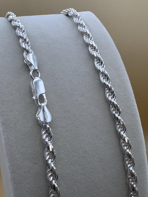Elegant Italian 925 silver rope chain perfect for any occasion./Elegante cadena de plata italiana 925 Perfecta para cualquier ocasión