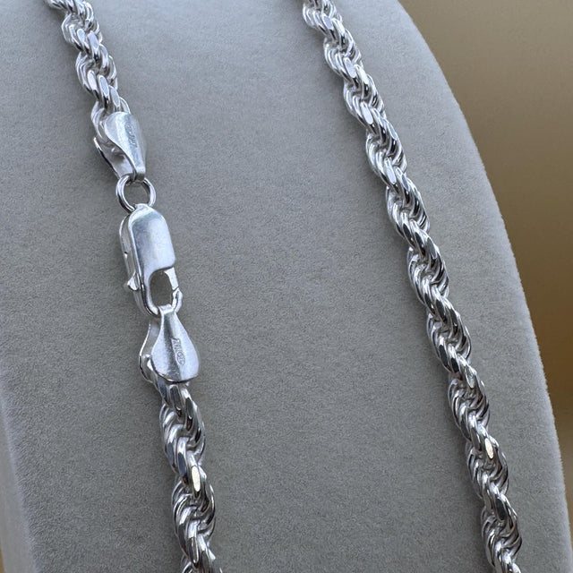 Elegant Italian 925 silver rope chain perfect for any occasion./Elegante cadena de plata italiana 925 Perfecta para cualquier ocasión