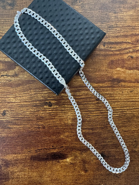 925 silver Cuban chain with diamond-cut detailing and lobster clasp / 925 Cadena cubana de plata de ley diamantada y broche de langosta