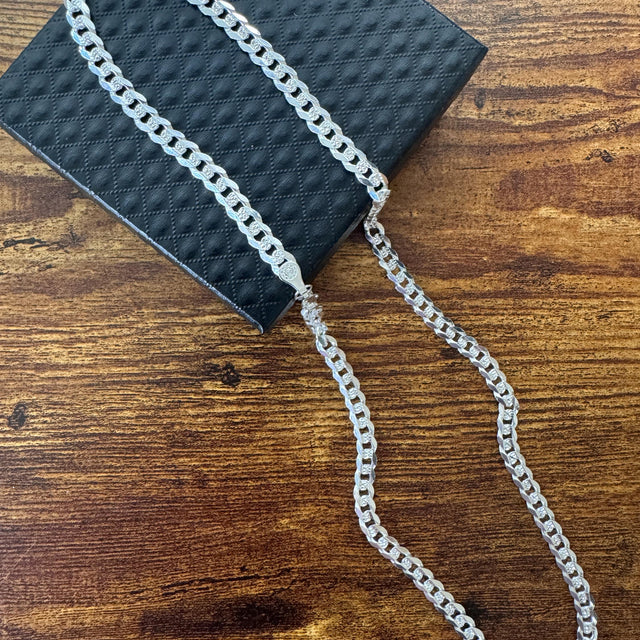 925 silver Cuban chain with diamond-cut detailing and lobster clasp / 925 Cadena cubana de plata de ley diamantada y broche de langosta