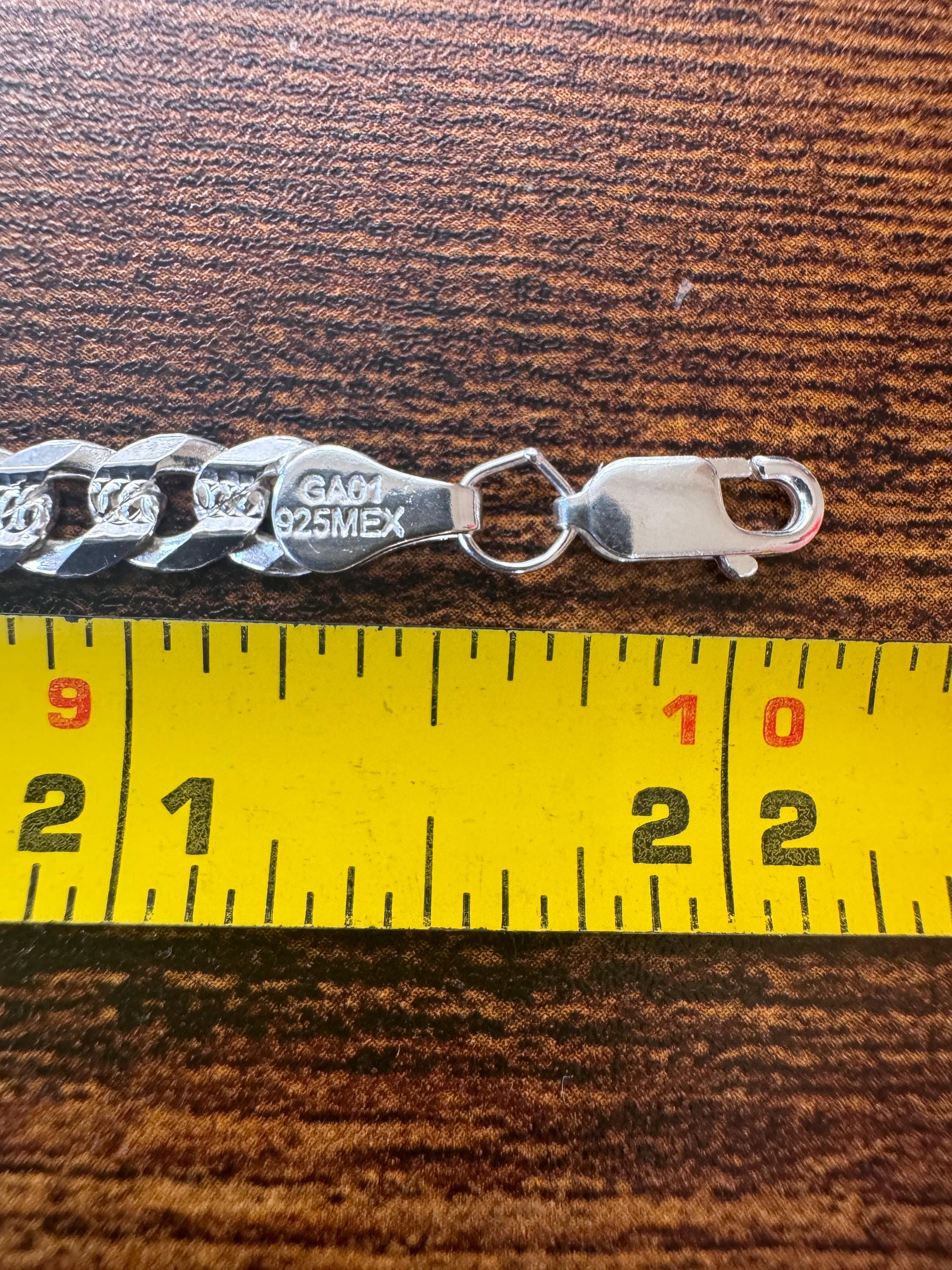 925 silver Cuban chain with diamond-cut detailing and lobster clasp / 925 Cadena cubana de plata de ley diamantada y broche de langosta