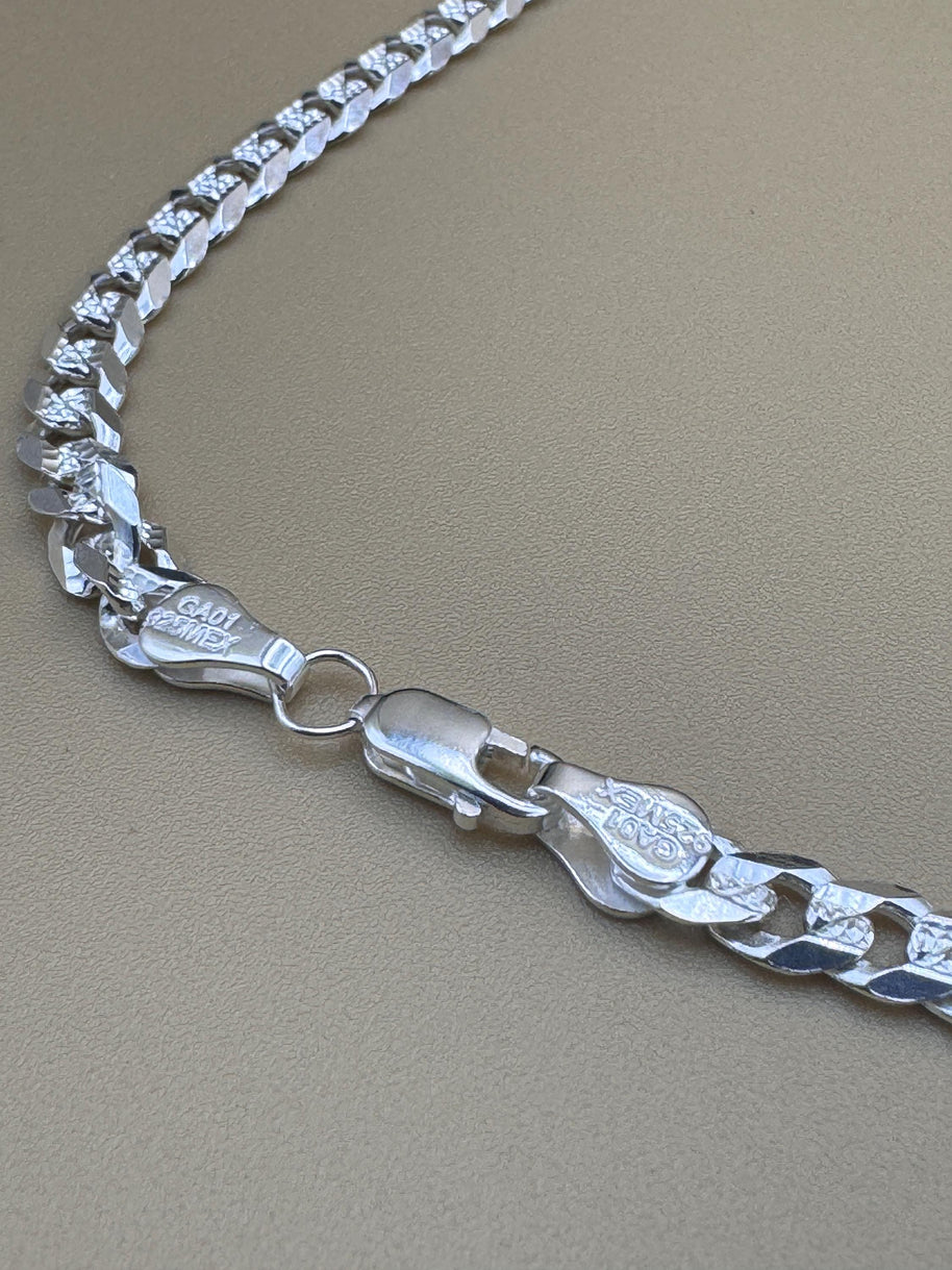 925 silver Cuban chain with diamond-cut detailing and lobster clasp / 925 Cadena cubana de plata de ley diamantada y broche de langosta