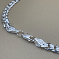 925 silver Cuban chain with diamond-cut detailing and lobster clasp / 925 Cadena cubana de plata de ley diamantada y broche de langosta