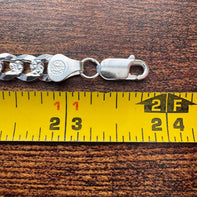 Long 925 silver Cuban chain with diamond-cut detailing and lobster clasp / 925 Cadena cubana de plata de ley diamantada y broche de langosta