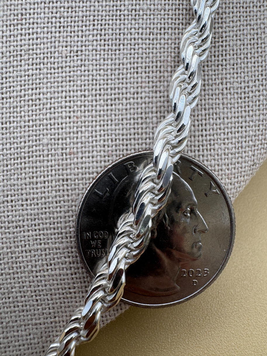 Elegant Italian 925 silver rope chain perfect for any occasion./Elegante cadena de plata italiana 925 Perfecta para cualquier ocasión