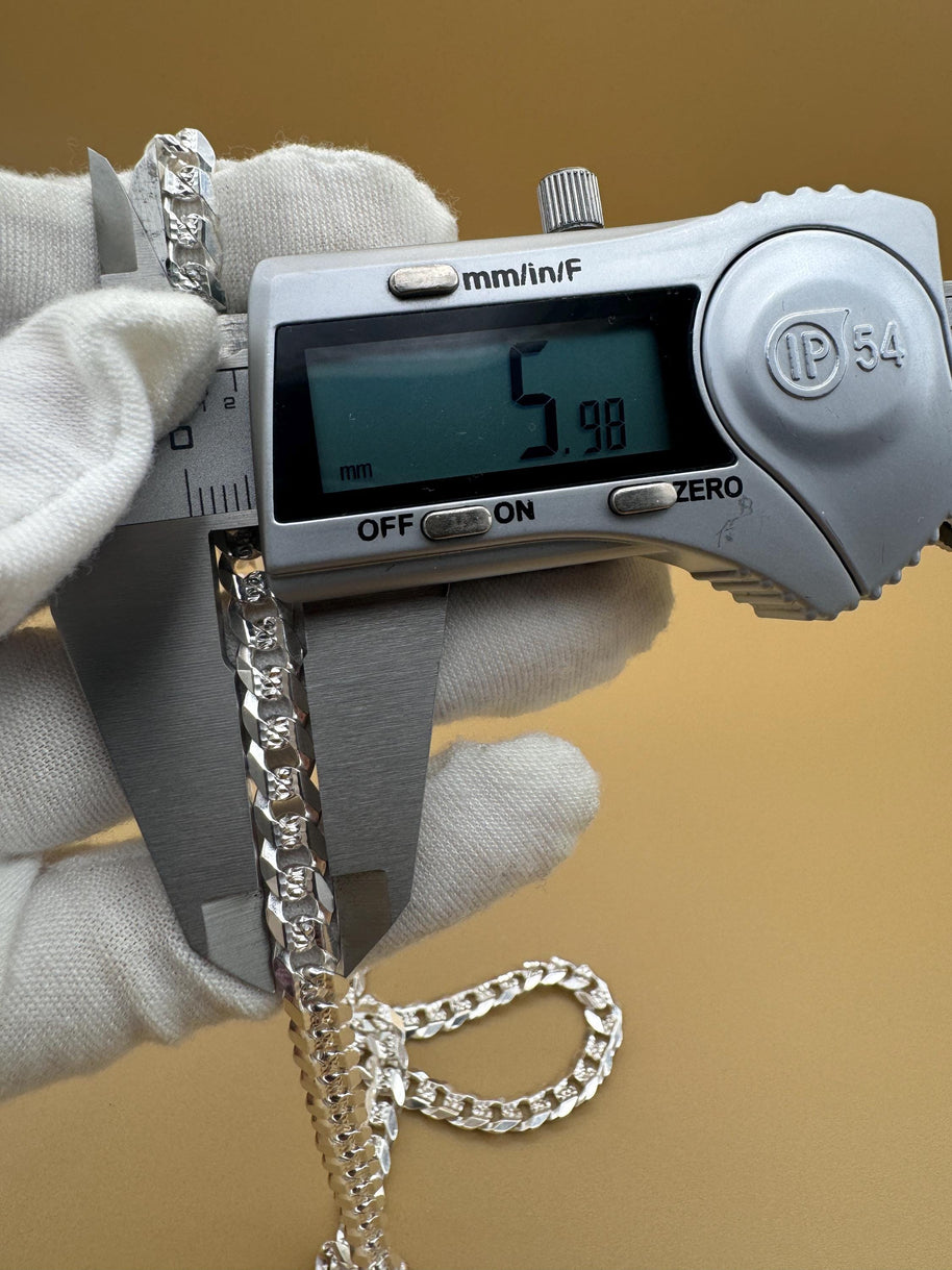 925 silver Cuban chain with diamond-cut detailing and lobster clasp / 925 Cadena cubana de plata de ley diamantada y broche de langosta