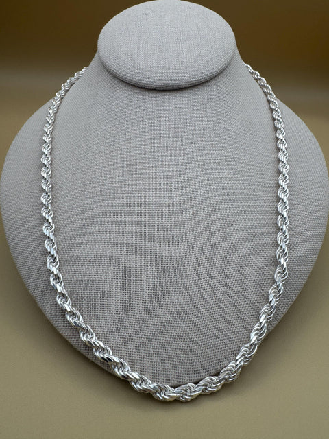 Elegant Italian 925 silver rope chain perfect for any occasion./Elegante cadena de plata italiana 925 Perfecta para cualquier ocasión