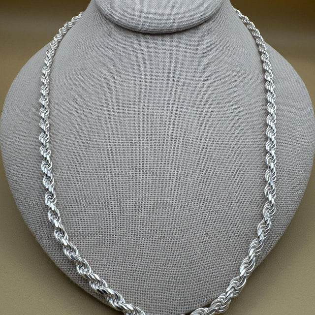 Elegant Italian 925 silver rope chain perfect for any occasion./Elegante cadena de plata italiana 925 Perfecta para cualquier ocasión