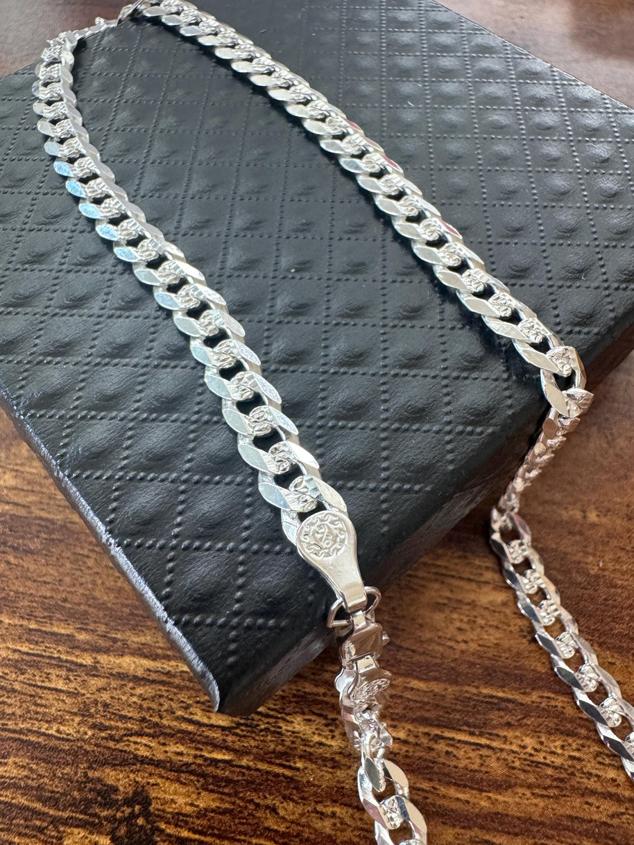925 silver Cuban chain with diamond-cut detailing and lobster clasp / 925 Cadena cubana de plata de ley diamantada y broche de langosta